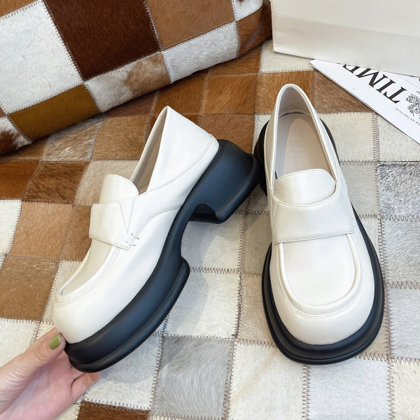 Sieviešu ādas kurpes ar papēžiem