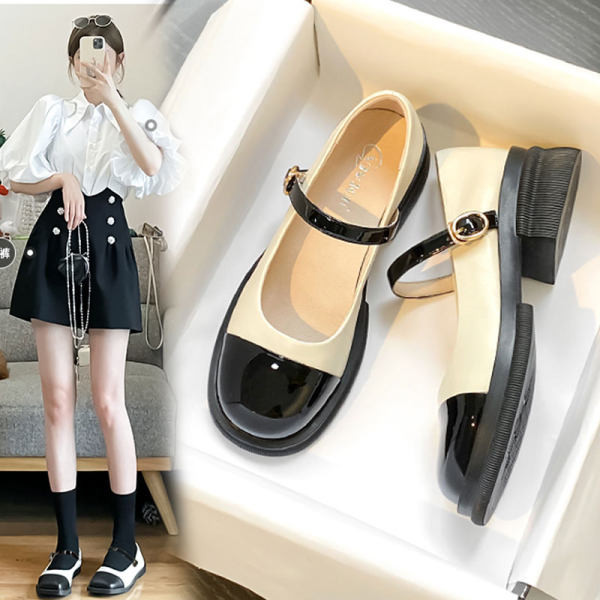 Sieviešu kurpes ar zemu papēžu sprādzēm