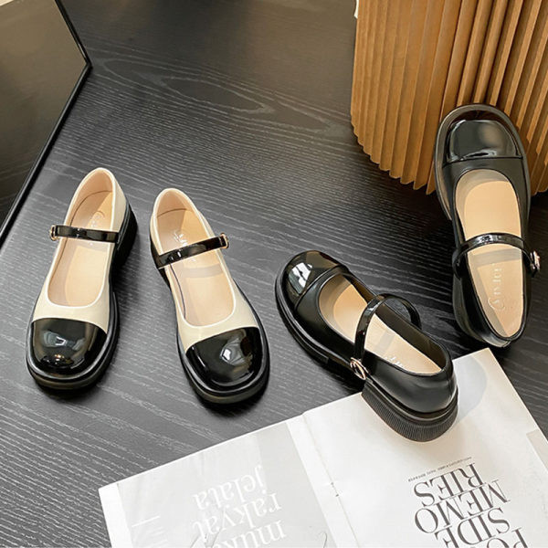 Sieviešu kurpes ar zemu papēžu sprādzēm