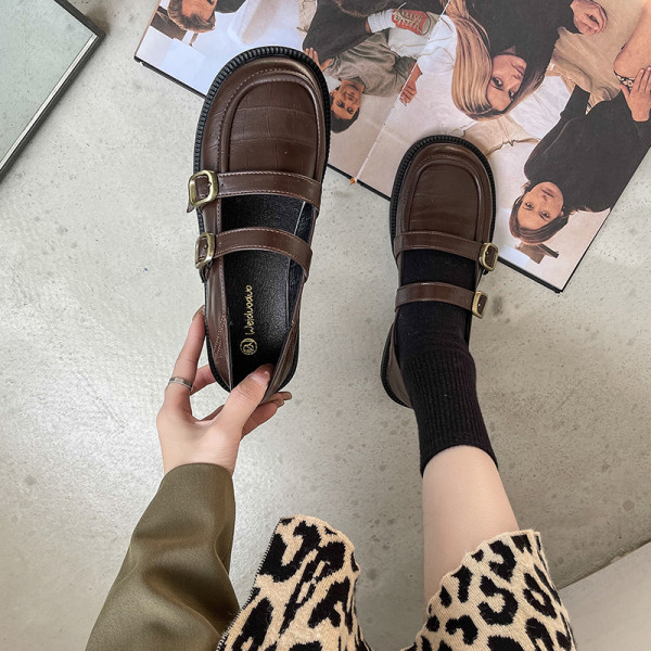 Ikdienas apavi ar sprādzi