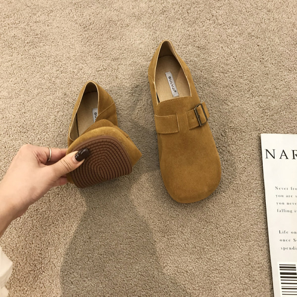 Γυναικεία στρογγυλά παπούτσια με αγκράφα - ρετρό στυλ