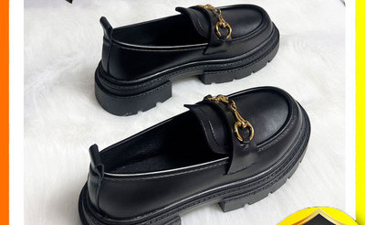 Sieviešu melnas kurpes ar metāla elementiem