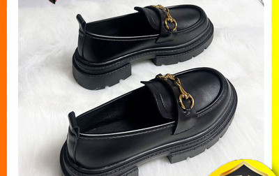 Sieviešu melnas kurpes ar metāla elementiem