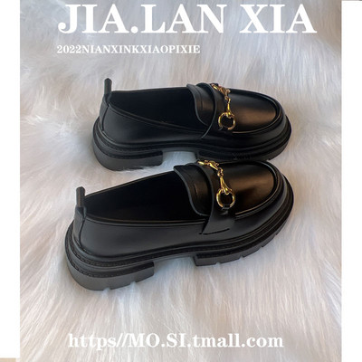 Sieviešu melnas kurpes ar metāla elementiem