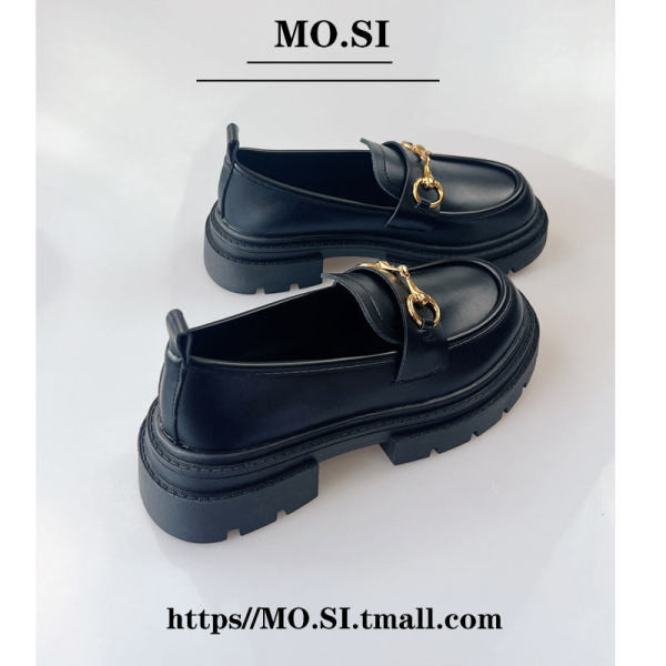 Sieviešu melnas kurpes ar metāla elementiem