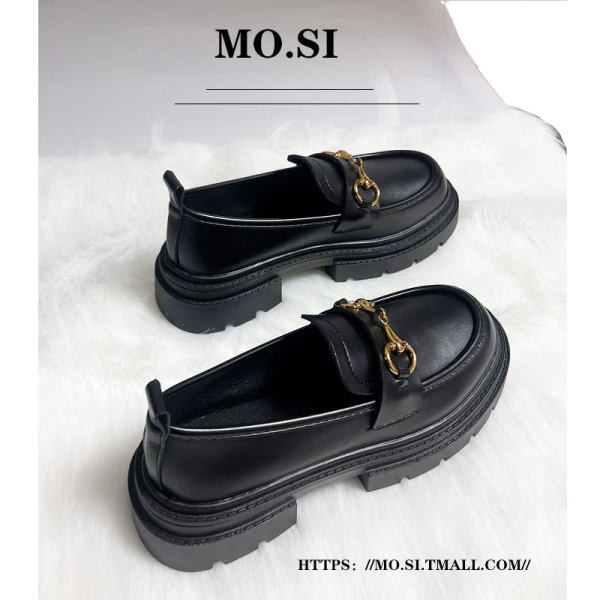 Sieviešu melnas kurpes ar metāla elementiem