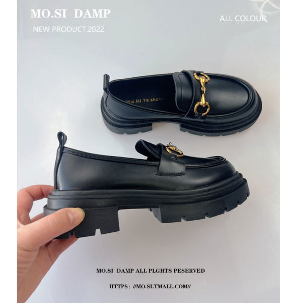 Sieviešu melnas kurpes ar metāla elementiem