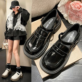 Sieviešu kurpes ar sprādzi un biezu papēdi