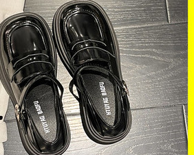 Sieviešu kurpes ar sprādzi un biezu papēdi