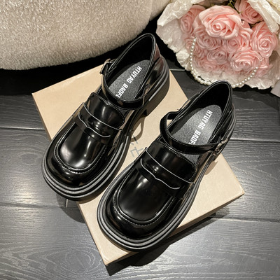 Sieviešu kurpes ar sprādzi un biezu papēdi