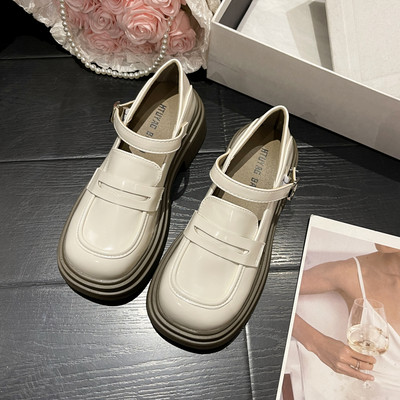 Sieviešu kurpes ar sprādzi un biezu papēdi