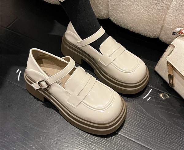 Sieviešu kurpes ar sprādzi un biezu papēdi