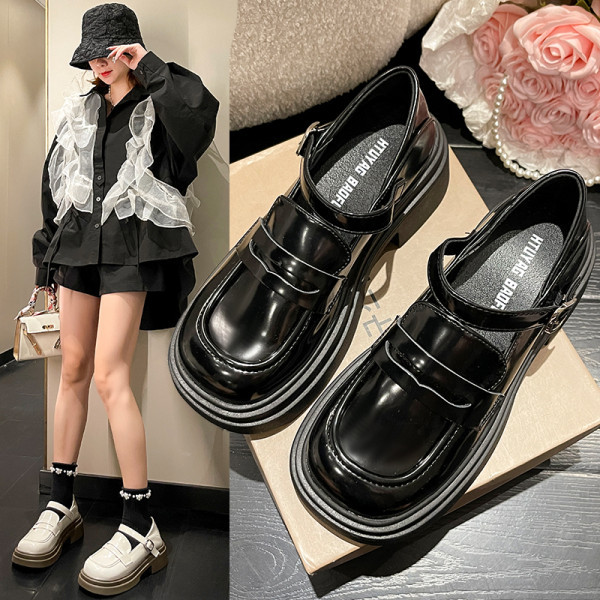 Sieviešu kurpes ar sprādzi un biezu papēdi