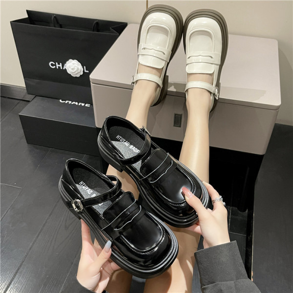 Sieviešu kurpes ar sprādzi un biezu papēdi