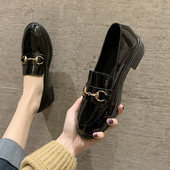 Μονόχρωμα κομψά παπούτσια με μεταλλικό στοιχείο