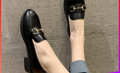 Μονόχρωμα κομψά παπούτσια με μεταλλικό στοιχείο