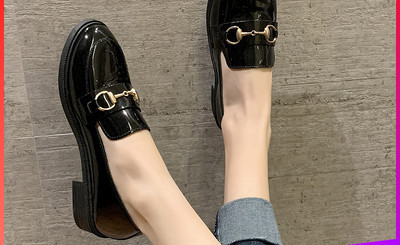 Μονόχρωμα κομψά παπούτσια με μεταλλικό στοιχείο