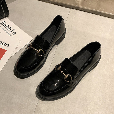 Μονόχρωμα κομψά παπούτσια με μεταλλικό στοιχείο