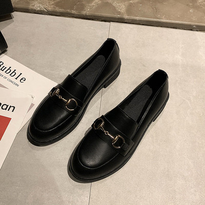 Μονόχρωμα κομψά παπούτσια με μεταλλικό στοιχείο