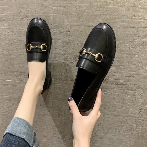 Μονόχρωμα κομψά παπούτσια με μεταλλικό στοιχείο