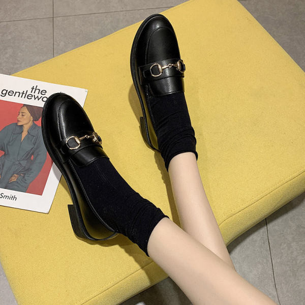 Μονόχρωμα κομψά παπούτσια με μεταλλικό στοιχείο