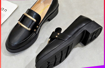 Ženske cipele s petom i kopčom