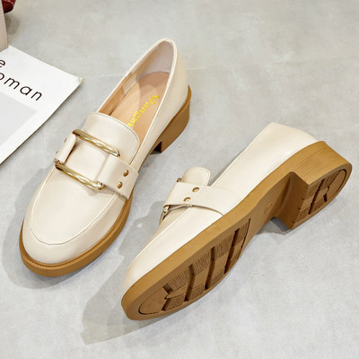 Ženske cipele s petom i kopčom