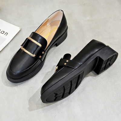 Ženske cipele s petom i kopčom