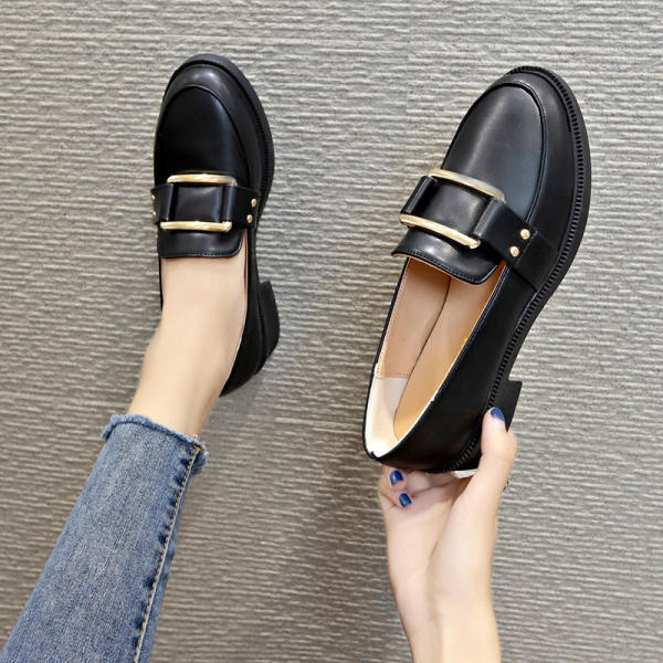 Ženske cipele s petom i kopčom