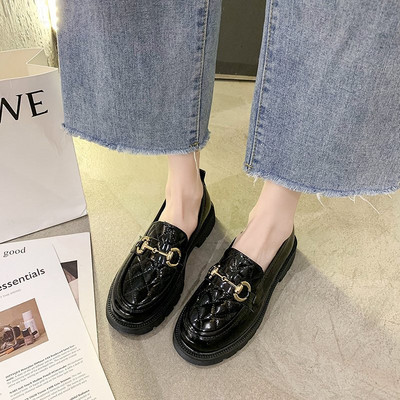 Γυναικεία casual loafers με μεταλλικό στοιχείο