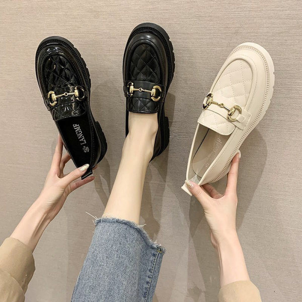 Γυναικεία casual loafers με μεταλλικό στοιχείο