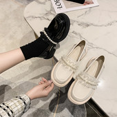 Női alkalmi cipő gyöngyökkel