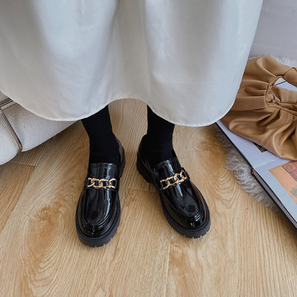 Ženske kožne cipele sa metalnim elementima