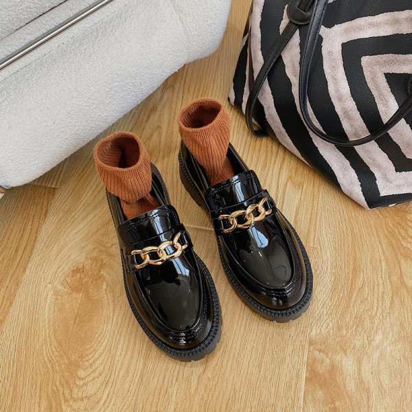 Ženske kožne cipele sa metalnim elementima