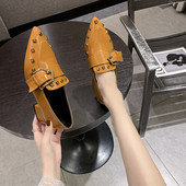 Női alkalmi cipő szegecsekkel és sarokkal