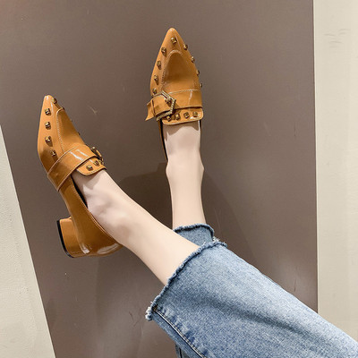 Női alkalmi cipő szegecsekkel és sarokkal