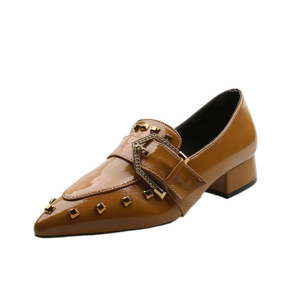 Női alkalmi cipő szegecsekkel és sarokkal