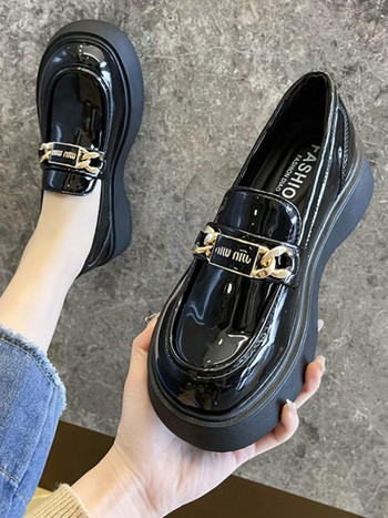 Модерни дамски обувки с равна подметка -черен и бял цвят