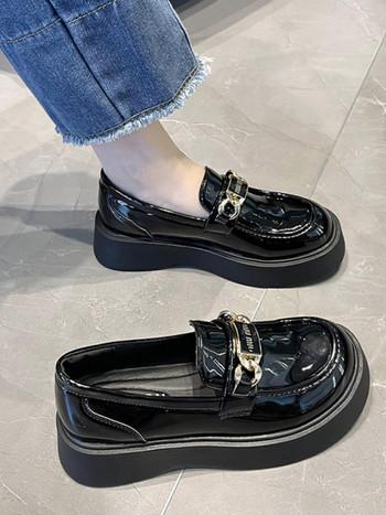 Модерни дамски обувки с равна подметка -черен и бял цвят