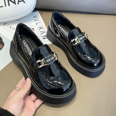 Μοντέρνα γυναικεία παπούτσια με επίπεδη σόλα - ασπρόμαυρο χρώμα