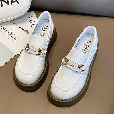 Μοντέρνα γυναικεία παπούτσια με επίπεδη σόλα - ασπρόμαυρο χρώμα