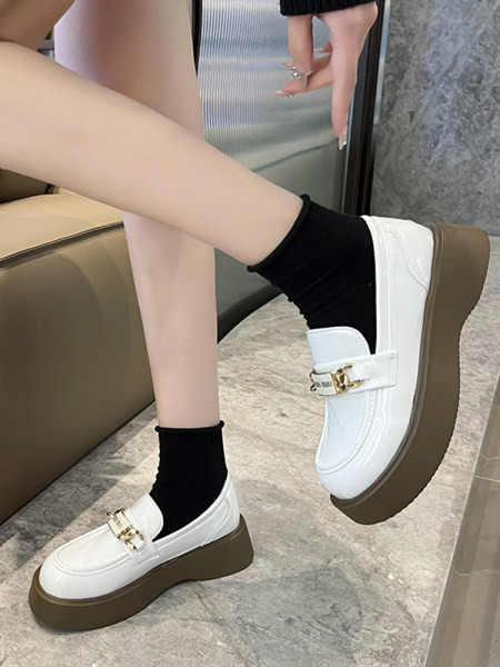 Μοντέρνα γυναικεία παπούτσια με επίπεδη σόλα - ασπρόμαυρο χρώμα