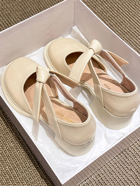 Női cipő sarkú alkalmi modellel