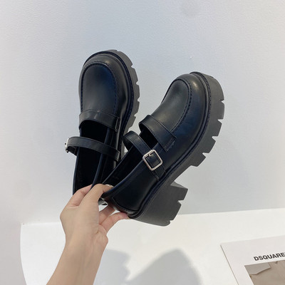 Sieviešu ikdienas apavi ar papēdi un sprādzi