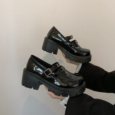 Sieviešu ikdienas apavi ar papēdi un sprādzi