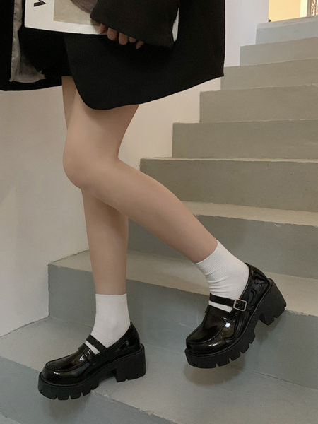 Sieviešu ikdienas apavi ar papēdi un sprādzi