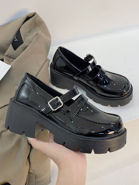 Sieviešu ikdienas apavi ar papēdi un sprādzi