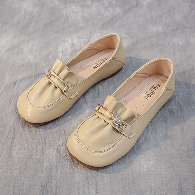 Γυναικεία casual παπούτσια με μεταλλικά στοιχεία και φλατ σόλα