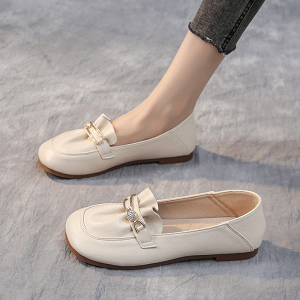 Γυναικεία casual παπούτσια με μεταλλικά στοιχεία και φλατ σόλα