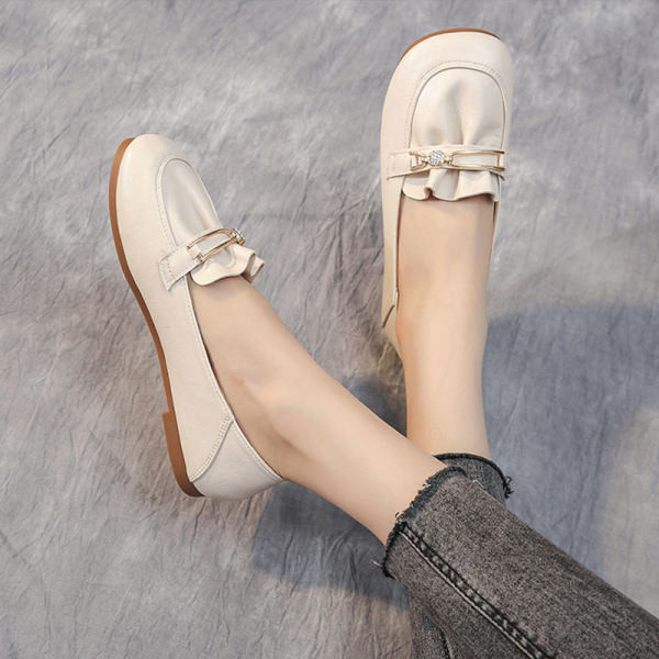 Γυναικεία casual παπούτσια με μεταλλικά στοιχεία και φλατ σόλα